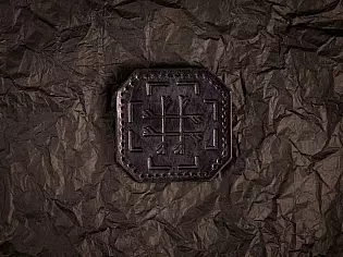 Патч із тисненим слов’янським або солярним орнаментом