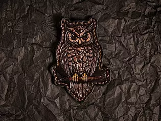 Шкіряний патч із тисненим зображенням сови