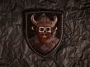 Шкіряний патч із тисненим зображенням вікінга у шоломі з рогами