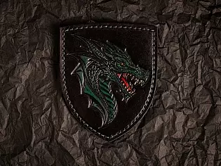 Шкіряний патч із тисненим зображенням голови дракона