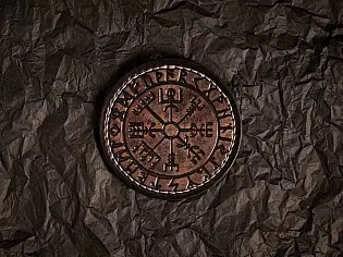 Шкіряний патч із тисненим зображенням стародавнього рунічного символу