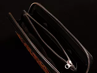 Шкіряний гаманець на змійці з тисненням черепа та орнаменту — ручна робота, натуральна шкіра Шкіряний гаманець на змійці з тисненням черепа та орнаменту — ручна робота, натуральна шкіра