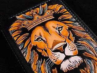 Шкіряна обкладинка для паспорта книжечки з тисненням та малюнком голови лева