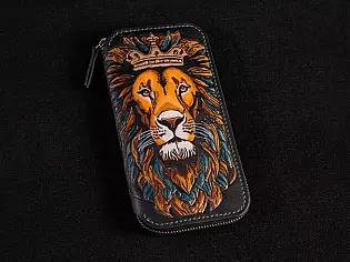 Шкіряний гаманець на рівну банкноту на замочку з тисненням та кольоровим рішенням малюнку