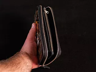 Шкіряний гаманець на рівну банкноту на замочку з тисненням та кольоровим рішенням малюнку