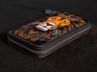 Шкіряний гаманець на рівну банкноту на замочку з тисненням та кольоровим рішенням малюнку