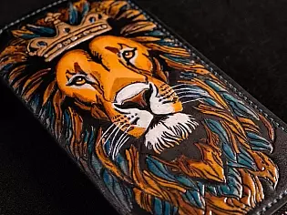 Шкіряний гаманець на рівну банкноту на замочку з тисненням та кольоровим рішенням малюнку