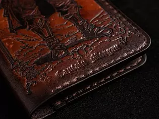 Шкіряний гаманець на рівну купюру з тисненням та розмальовкою пірат на лицевій та кораблем на тильній стороні виробу