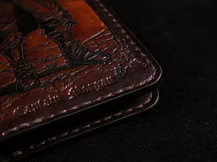 Шкіряний гаманець на рівну купюру з тисненням та розмальовкою пірат на лицевій та кораблем на тильній стороні виробу