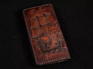 Шкіряний гаманець на рівну купюру з тисненням та розмальовкою пірат на лицевій та кораблем на тильній стороні виробу