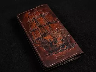 Шкіряний гаманець на рівну купюру з тисненням та розмальовкою пірат на лицевій та кораблем на тильній стороні виробу