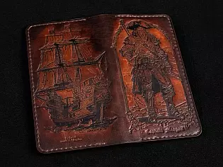 Шкіряний гаманець на рівну купюру з тисненням та розмальовкою пірат на лицевій та кораблем на тильній стороні виробу