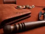 Виготовлений вручну шкіряний кишеньковий гаманець на кнопці вміщає 6 відділів для карток