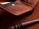 Виготовлений вручну шкіряний кишеньковий гаманець на кнопці вміщає 6 відділів для карток
