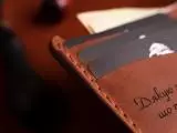 Виготовлений вручну шкіряний кишеньковий гаманець на кнопці вміщає 6 відділів для карток