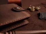 Пошитий вручну шкіряний гаманець з прозорим відділом для документів, карток та монет