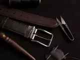 Чоловічий шкіряний ремінь з шкіри рослинного дублення ( Італія ) пряжка з реверсом ( Франція ) одна сторона ременя чорна, протилежна коричнева. Ремінь прошитий вручну по всій довжині
