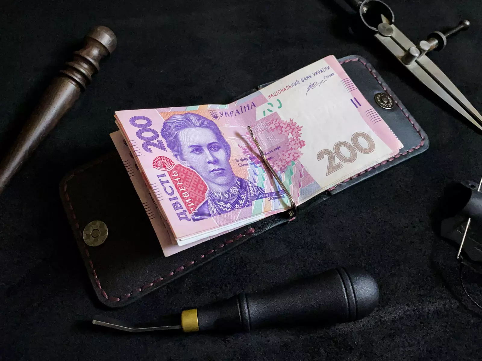 Шкіряний затискач SZ-008 із купюрами під пружинним механізмом