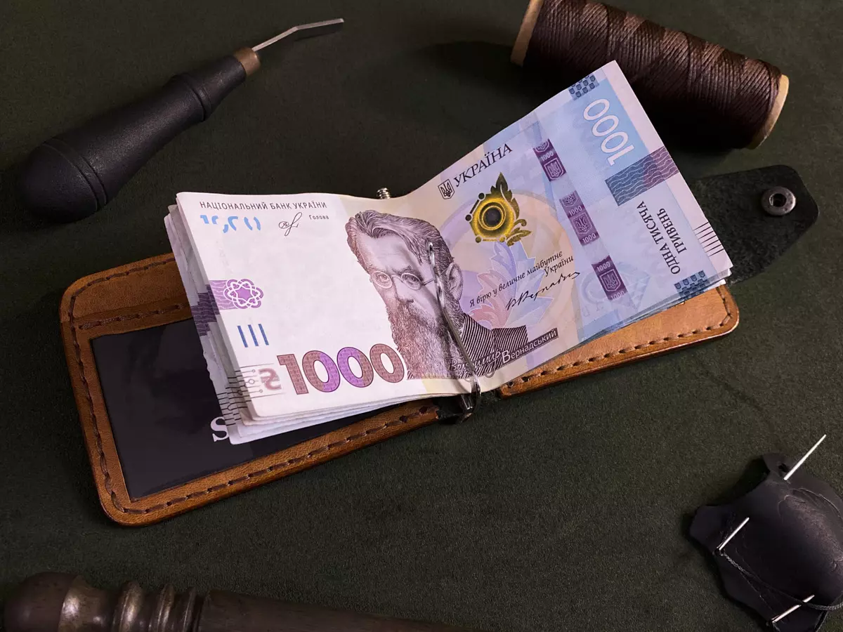 Купюри під пружинним механізмом шкіряного затискача SZ-005
