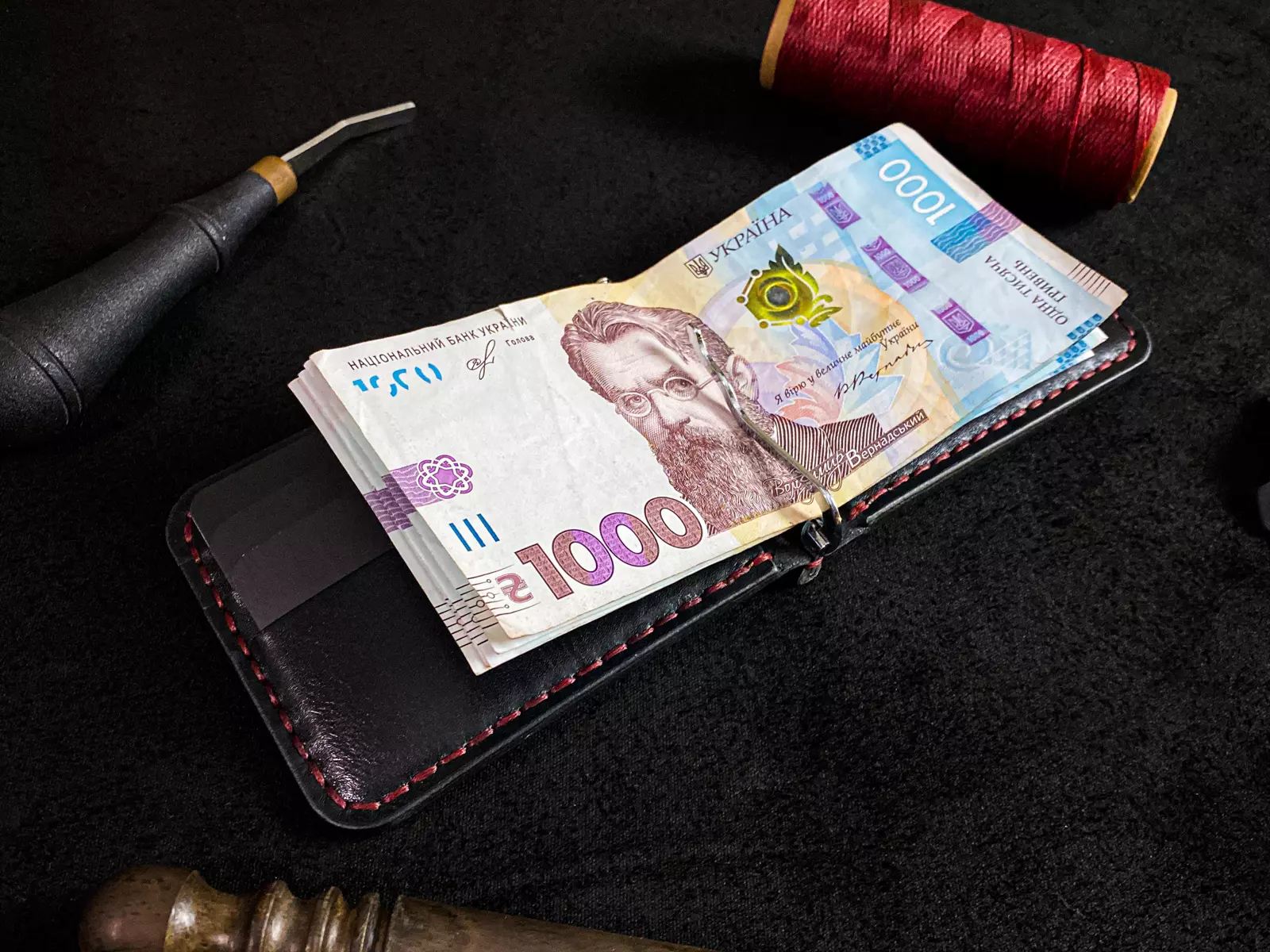 Шкіряний затискач SZ-007 із банкнотами під пружинним механізмом
