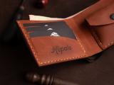 Пошитий вручну шкіряний гаманець вміщає 3 відділи для карток та кишеньку для монет із кнопкою