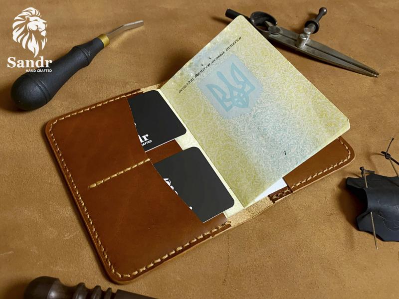 Обкладинка для паспорта з двома відділами для карток та додатковим відділом
