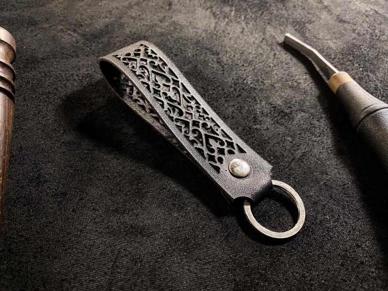 Шкіряний брелок з вирізаним орнаментом