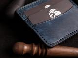 Шкіряний гаманець пошитий з італійської шкіри вміщає чотири внутрішні відділи для пластикових карт, ручний пошив
