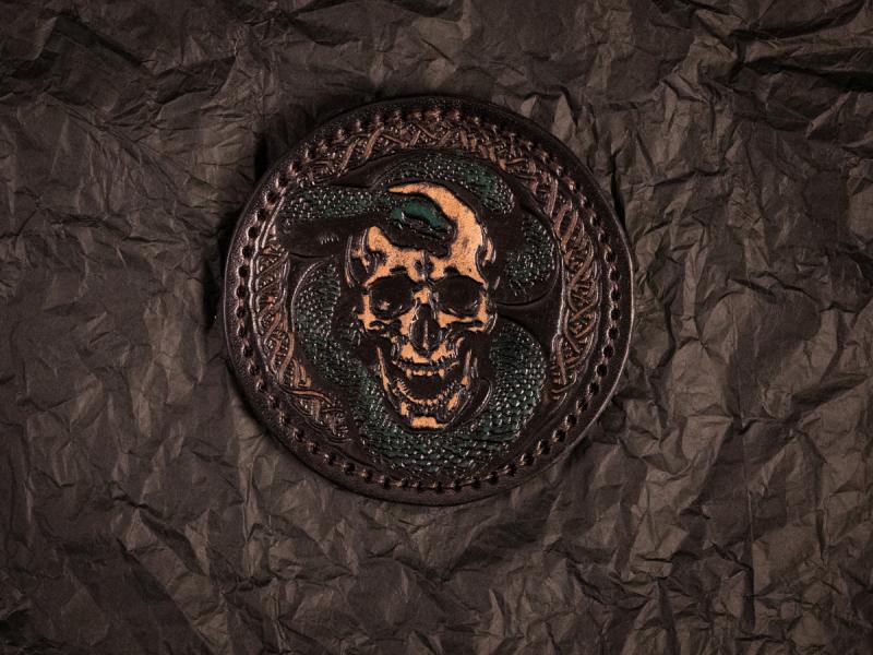 Патч із тисненим зображенням черепа та змії