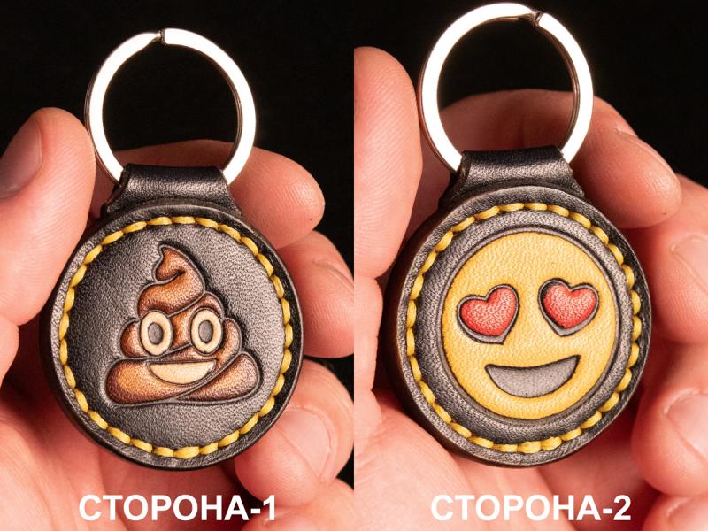 Шкіряний брелок з тисненням смайликів кумедне обличчя у вигляді жартівливого символу та усміхнене обличчя з очима у формі сердець