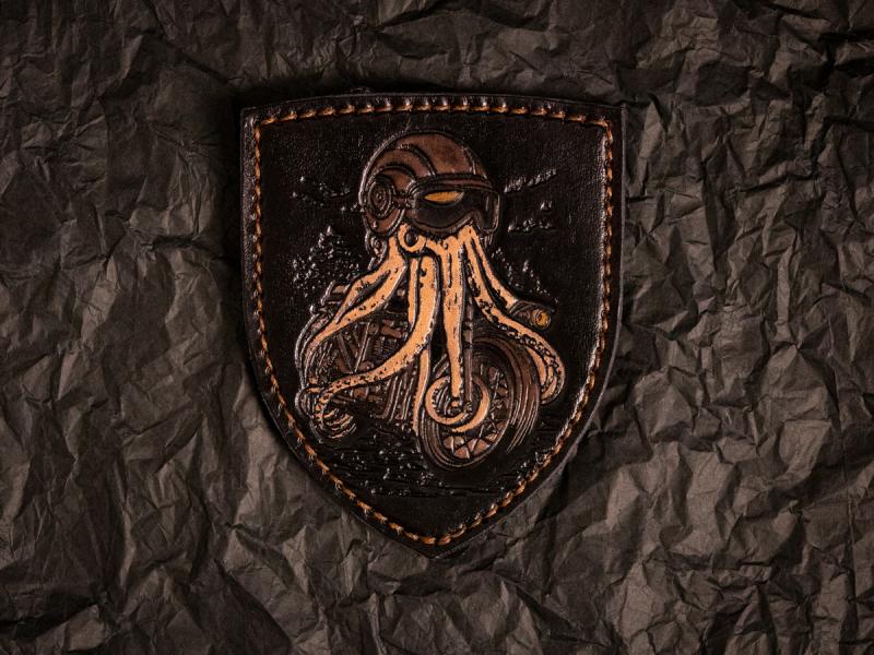 Шкіряний патч із тисненим зображенням восьминога-мотоцикліста