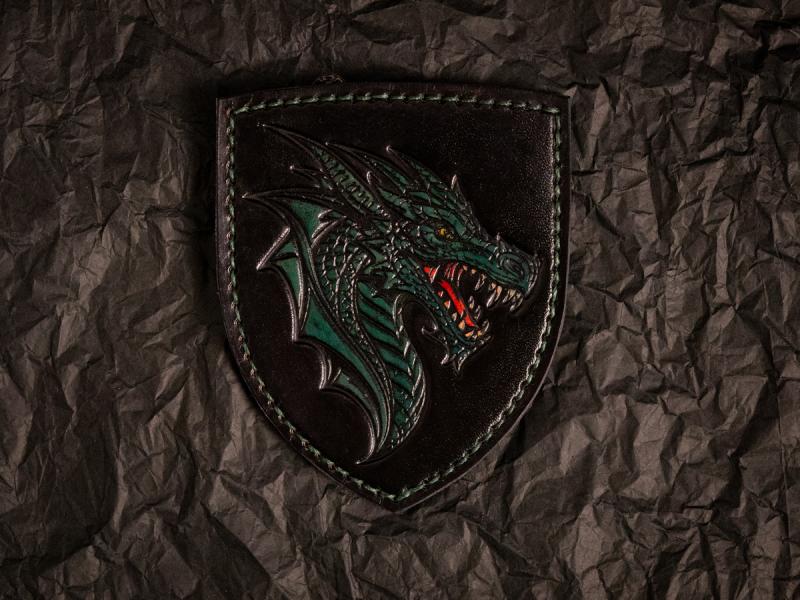 Шкіряний патч із тисненим зображенням голови дракона