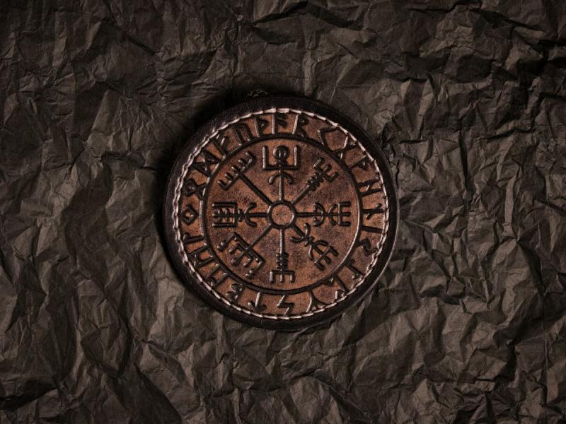 Шкіряний патч із тисненим зображенням стародавнього рунічного символу